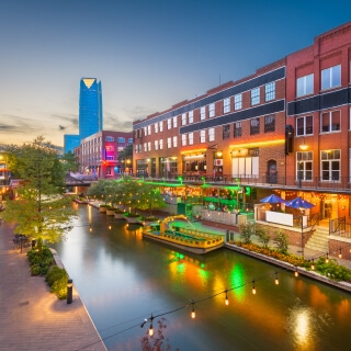 Paisaje urbano al atardecer en Oklahoma City, Oklahoma