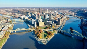 Vista aérea del río en Pittsburgh, Pensilvania