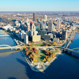 Vista aérea del río en Pittsburgh, Pensilvania