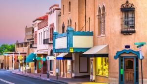 Atardecer en calles de Santa Fe, New Mexico