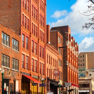 Calle en el centro de Syracuse, New York