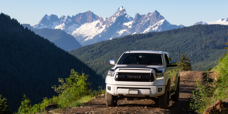 Toyota Tacoma en un terreno y de fondo una montaña