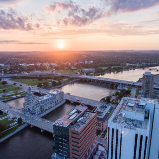 Horizonte de Cedar Rapids, Iowa al atardecer