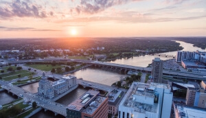 Horizonte de Cedar Rapids, Iowa al atardecer