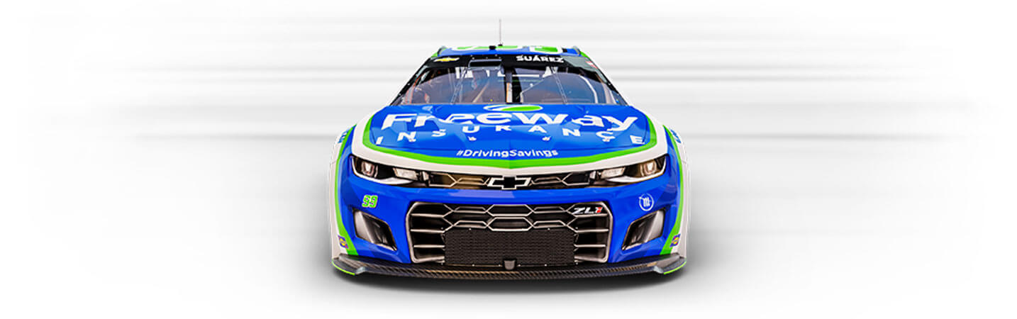Vista frontal del auto de carreras de Daniel Suárez chevrolet auspiciado por Freeway con el logo en el cofre