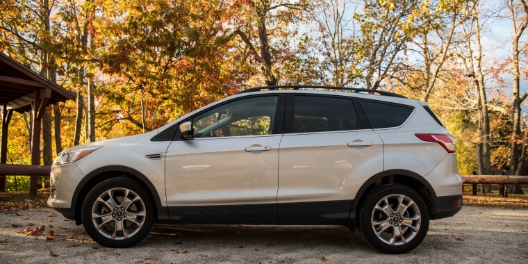 Ford Escape color blanco con unas montañas de fondo en el otoño