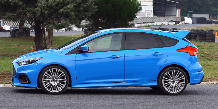 Ford Focus color azul de lado en una calle