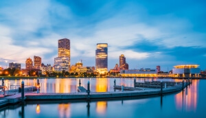 Panorama de Milwaukee, Wisconsin desde el lago Michigan