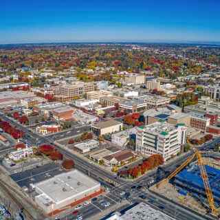 Vista aérea del centro de Modesto, California.