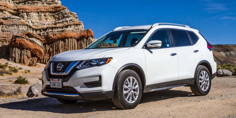 Nissan Rogue color blanco en medio de un desierto