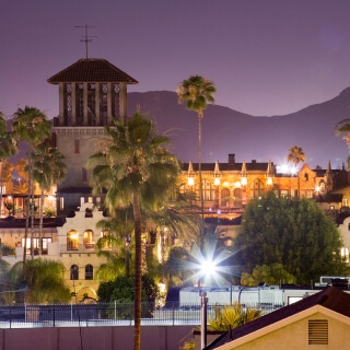 Centro de Riverside, California de noche