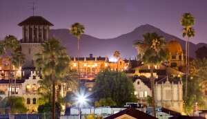 Centro de Riverside, California de noche