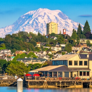 Paisaje de Tacoma, Washington, con el monte Rainier a la distancia