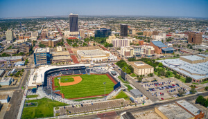 Vista aérea del centro de Amarillo, Texas en verano.