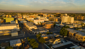 Centro de Bakersfield, California al atardecer.