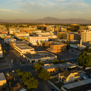 Centro de Bakersfield, California al atardecer.