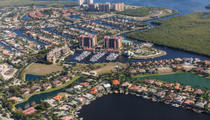 Vista aérea a la hermosa ciudad de Cape Coral en Florida.