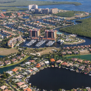 Vista aérea a la hermosa ciudad de Cape Coral en Florida.