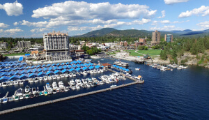 Vista al lago de Coeur d'Alene en Idaho