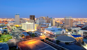 Vista a la ciudad de El Paso, Texas, al anochecer.