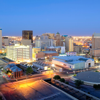 Vista a la ciudad de El Paso, Texas, al anochecer.