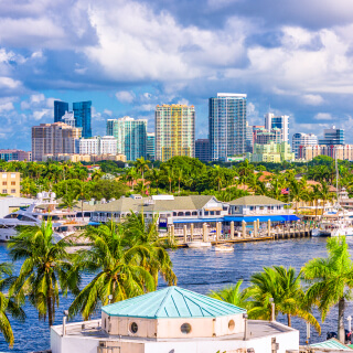 Vista al cielo, edificios y a la costa de Fort Lauderdale en Florida