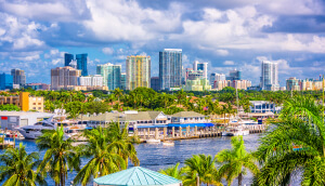 Vista al cielo, edificios y a la costa de Fort Lauderdale en Florida