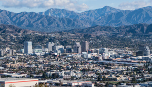 Vista desde arriba del centro de Glendale, California con montañas de fondo.