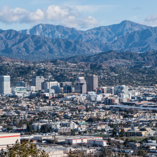 Vista desde arriba del centro de Glendale, California con montañas de fondo.
