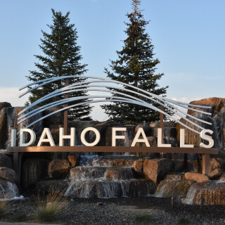 Hermosa cascada en la ciudad de Idaho Falls, Idaho