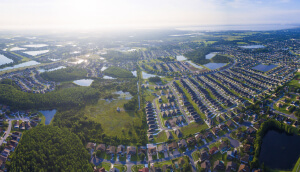 Vista aérea tomada con un dron a la ciudad de Kissimmee en Florida.