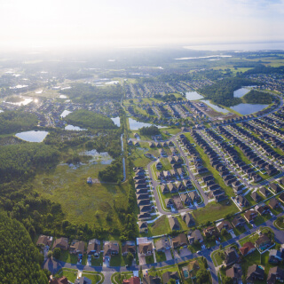 Vista aérea tomada con un dron a la ciudad de Kissimmee en Florida.