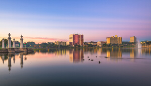 Vista a la ciudad y al lago de Lakeland en Florida al atardecer.