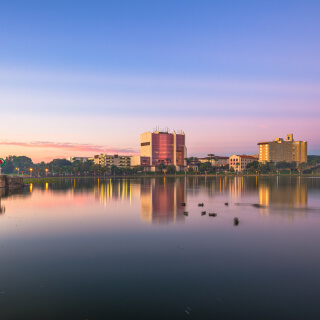 Vista a la ciudad y al lago de Lakeland en Florida al atardecer.