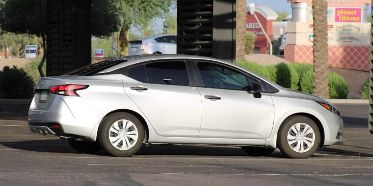 Nissan Versa gris en una carretera de Detroit, USA