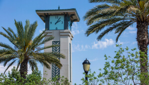 Torre del reloj en Ontario, California.