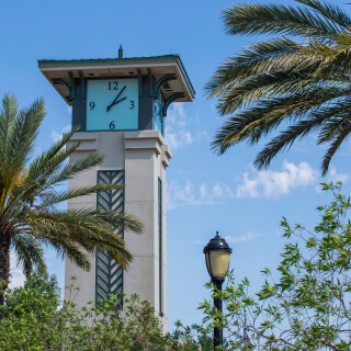 Torre del reloj en Ontario, California.