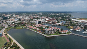 Vista aérea del centro de Pensacola, Florida.