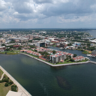 Vista aérea del centro de Pensacola, Florida.