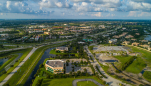 Vista aérea a las carreteras y ciudad de Port St. Lucie en Florida.