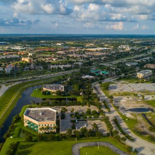 Vista aérea a las carreteras y ciudad de Port St. Lucie en Florida.