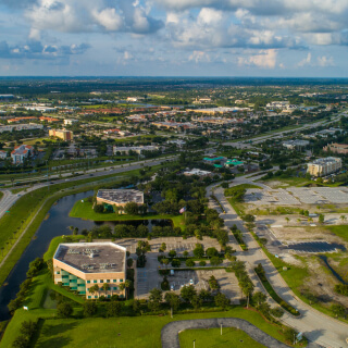 Vista aérea a las carreteras y ciudad de Port St. Lucie en Florida.