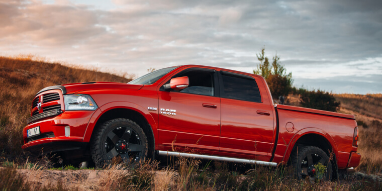 RAM 1500 rojo avanzando por el desierto