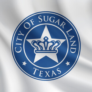 Bandera de Sugar Land, Texas, en movimiento.