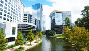 Ciudad de The Woodlands, Texas, con sendero de agua.