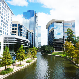 Ciudad de The Woodlands, Texas, con sendero de agua.