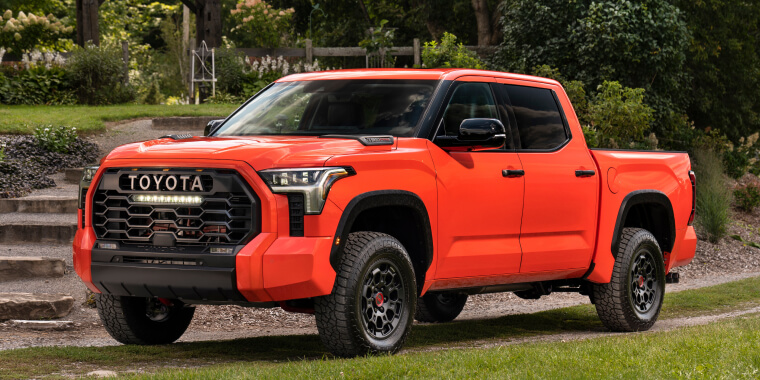 Toyota Tundra naranja en el camino