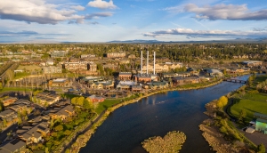 Vista aérea del distrito Old Mill en Bend, Oregon.