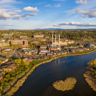 Vista aérea del distrito Old Mill en Bend, Oregon.