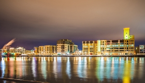 Cielo de la ciudad de Green Bay, Wisconsin durante la noche.